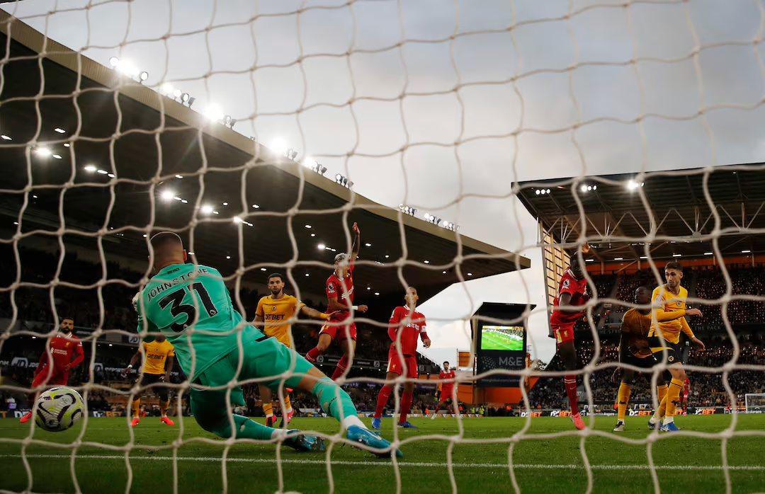 Liverpool ke puncak klasemen Liga Primer setelah menang 2-1 atas Wolves