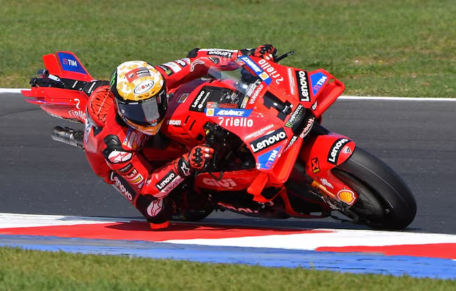 Bagnaia kalahkan Martin di posisi pole di Grand Prix Emilia-Romagna dengan rekor lap
