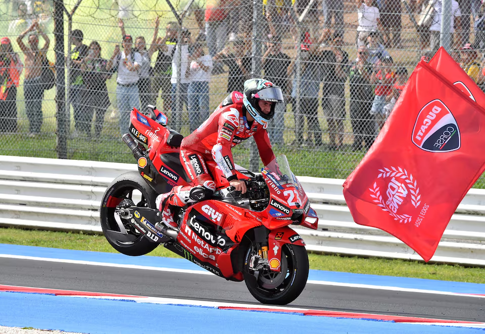 Bastianini menang di Emilia-Romagna setelah pertarungan putaran terakhir dengan Martin