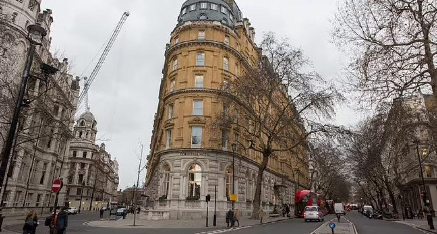 Seorang mantan pemain Liga Premier ditangkap di sebuah hotel di London atas dugaan pemerkosaan