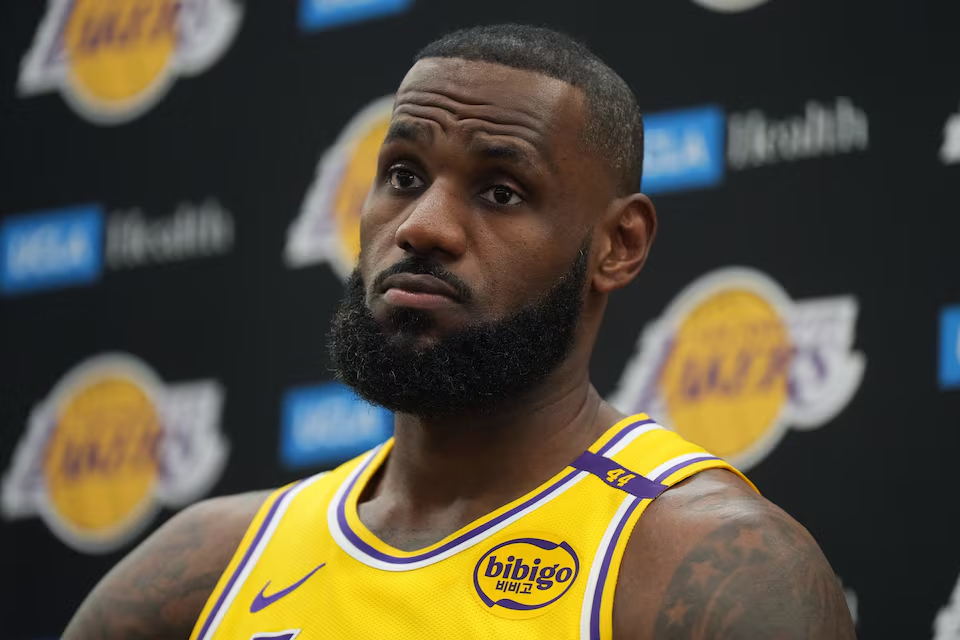 James mengeluh tentang penerbangan ke Milwaukee untuk pertandingan pramusim