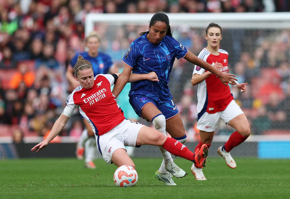 Chelsea puncaki WSL setelah gol awal amankan kemenangan 2-1 di Arsenal