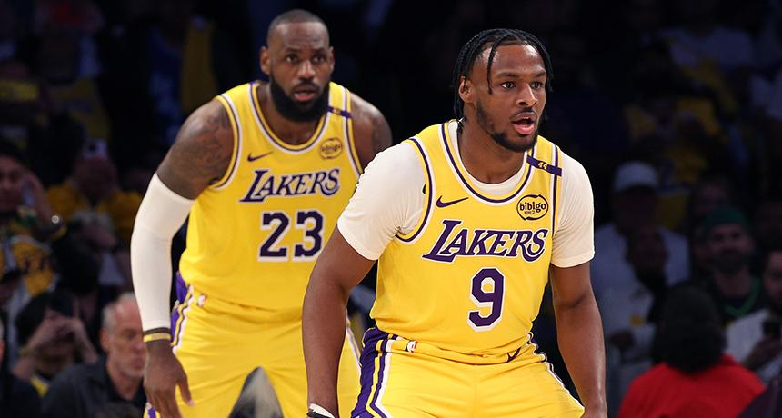 Pertama kali dalam sejarah NBA. LeBron James dan putranya Bronny bermain dalam pertandingan yang sama