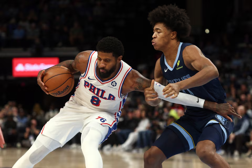 Paul George dari 76ers keluar lapangan karena lutut kirinya terkilir