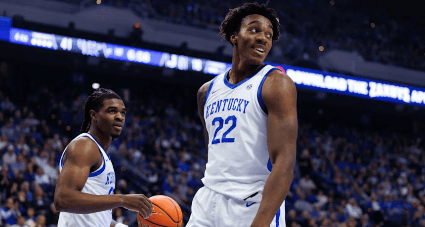 Pemain basket melempar sepatu ke lawan selama pertandingan perguruan tinggi NCAA