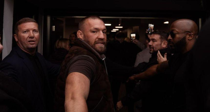 Conor McGregor minta maaf atas perselingkuhannya terhadap pasangannya, namun menyangkal tuduhan pemerkosaan