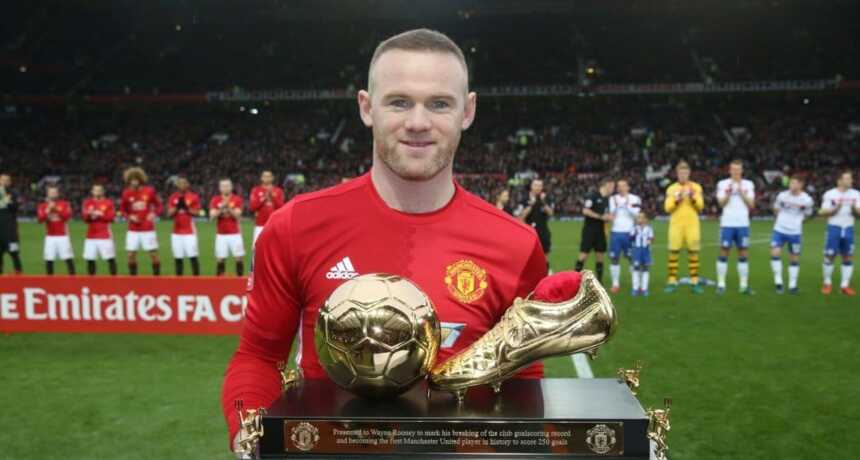 Pertunjukan yang fantastis: Putra Wayne Rooney memamerkan koleksi trofi ayahnya yang luar biasa