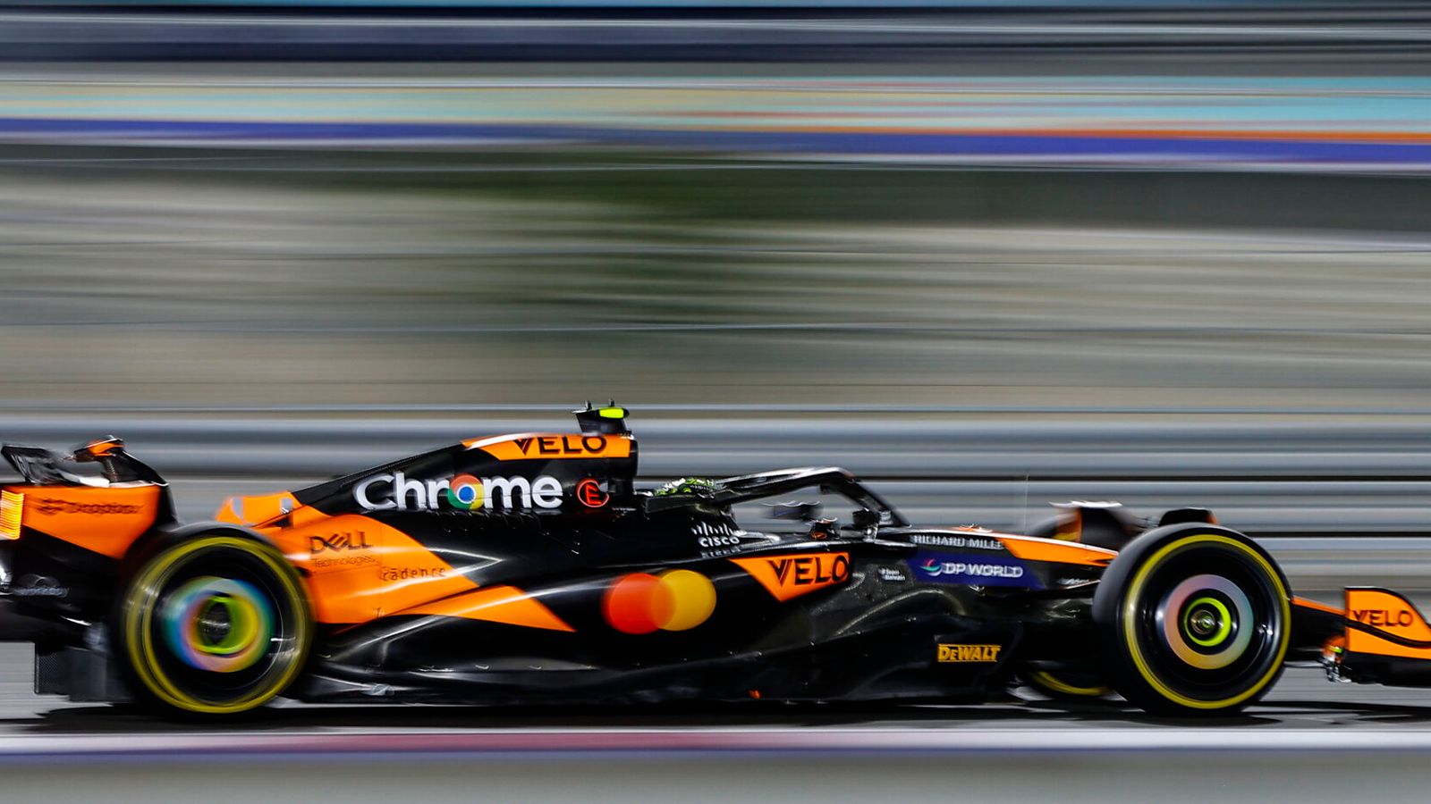 Piastri pimpin McLaren di posisi satu-dua pada latihan F1 terakhir musim ini