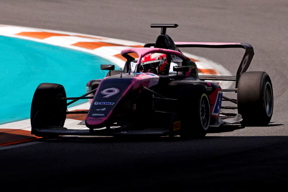 Menarik kebutuhan untuk memenangkan gelar Akademi F1 untuk kedua kalinya dalam seminggu