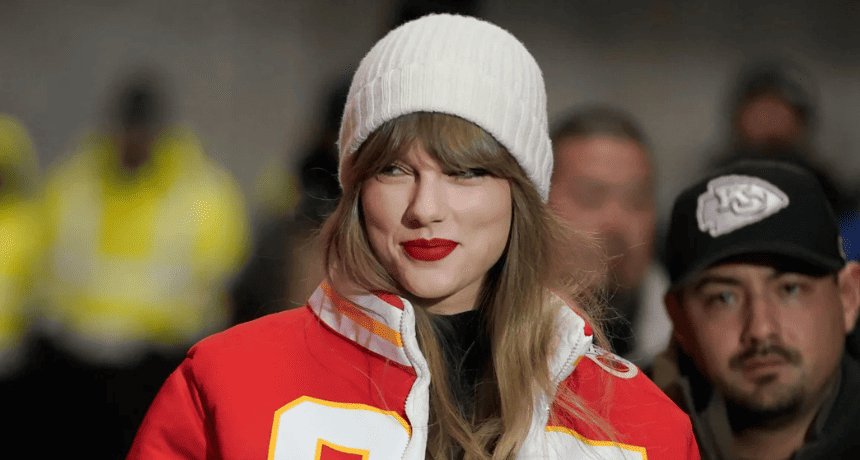 Taylor Swift mendukung pacarnya di pertandingan NFL dan berfoto dengan penggemar di stadion