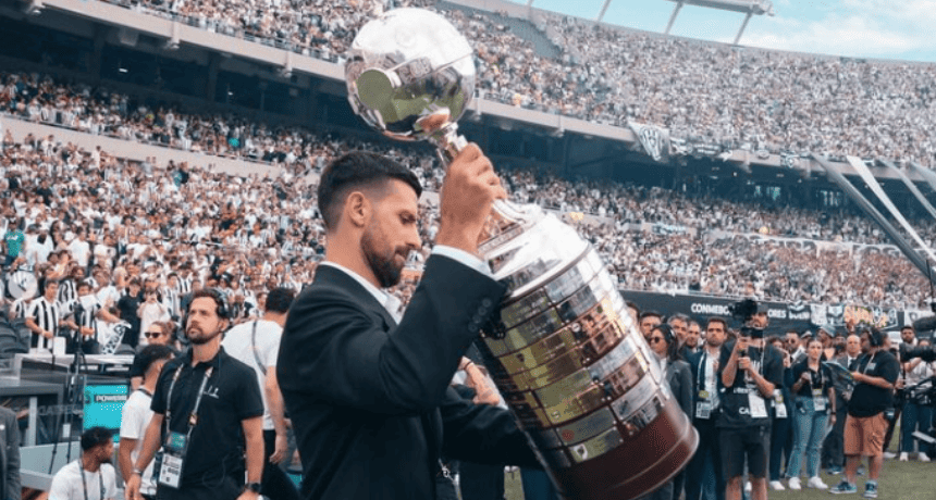 Novak Djokovic berpartisipasi dalam upacara pra-pertandingan di final Copa Libertadores