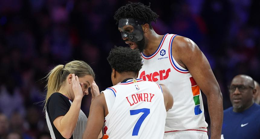 Akibat perdebatan sengit dengan wasit, Embiid dikeluarkan dari lapangan dalam pertandingan NBA