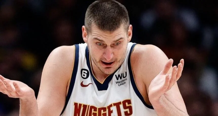 Tembakan yang hebat! Nikola Jokic memasukkan bola dari tengah lapangan.