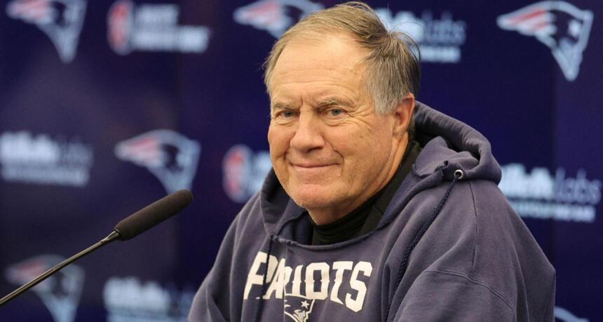 Bill Belichick, juara enam kali lipat Super Bowl, menerima gelar universitas