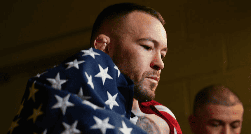 Bintang UFC Colby Covington mencium patung goyang Trump sebelum pertandingan