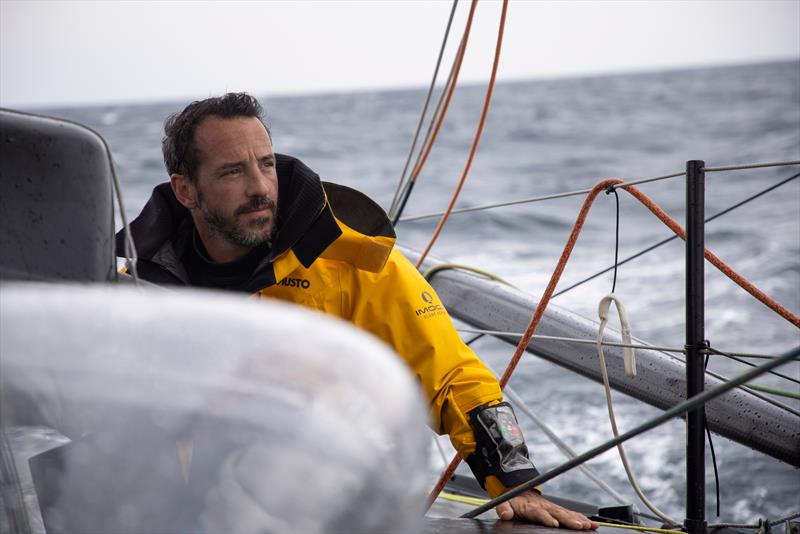 Burton meninggalkan Vendee Globe setelah kerusakan pada kapal